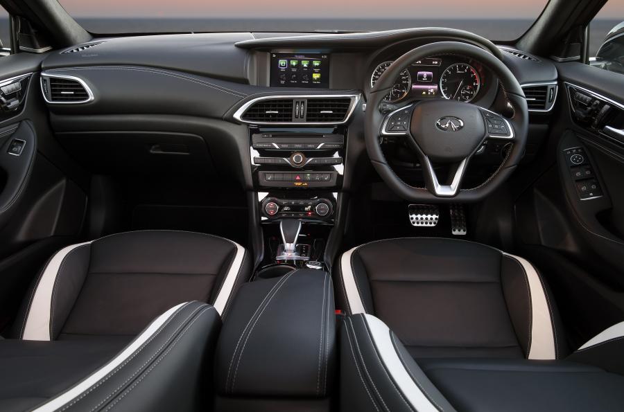 Торпедо Infiniti Q30S 2.0t AWD 2016 года  (AU) (фото 24 из 26)